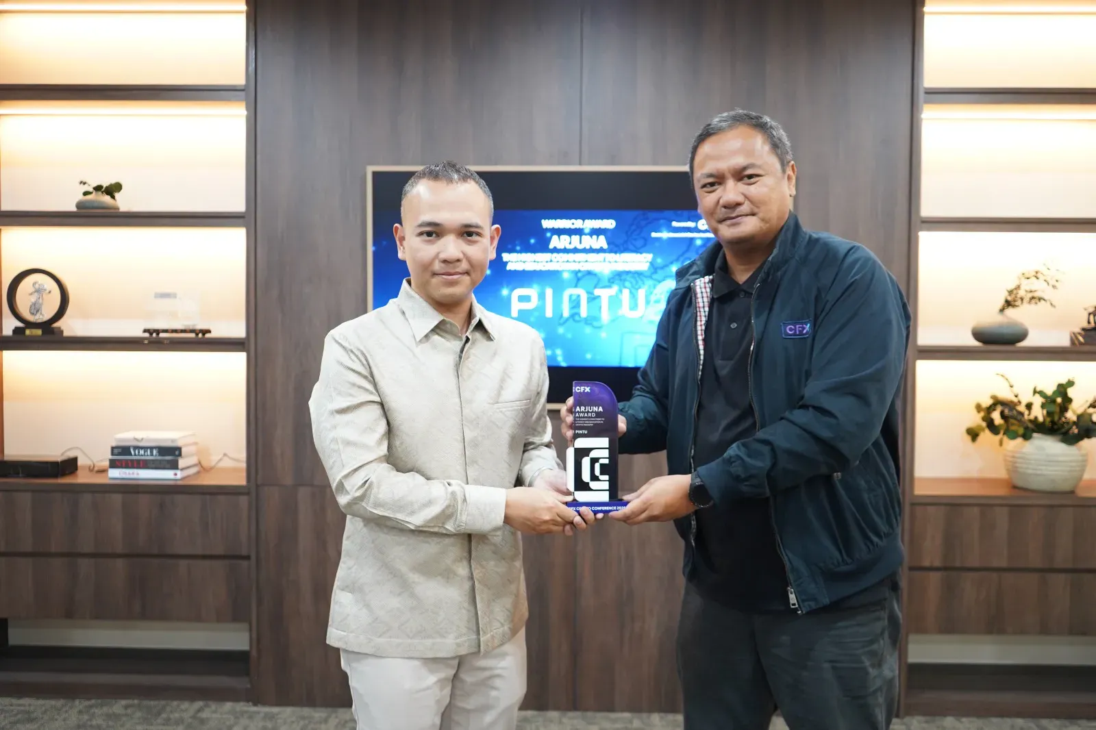 Dorong Kemajuan Industri Kripto Lewat Literasi dan Edukasi, CFX Berikan Penghargaan ke PINTU